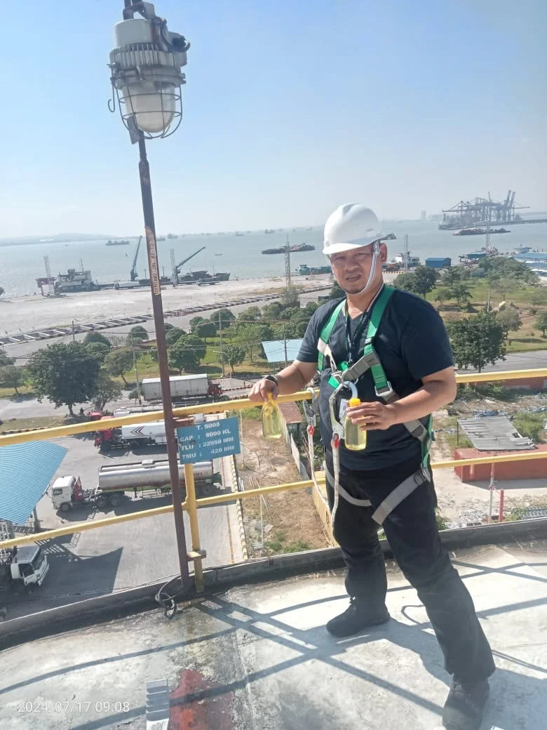 PROSES PENGAMBILAN SAMPLE MINYAK DI STORAGE PAN WILMAR
